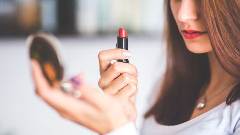 Selon l'ex-président d'Estée Lauder, les ventes de rouge à lèvres peuvent augmenter en temps de récession