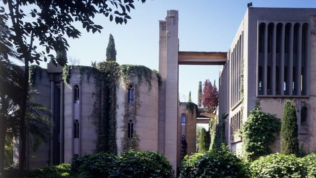 Un architecte crée sa maison dans une ancienne cimenterie en Espagne