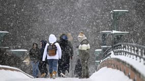 Des personnes marchant sous la neige à Stockholm, en Suède, le 2 janvier 2024