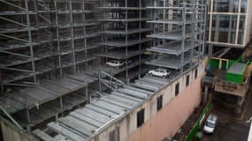 C'est en démontant ce parking que l'entreprise de démolition a découvert 8 voitures stationnés ici depuis... 15 ans.