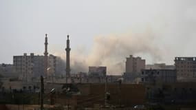 De la fumée à l'est de Raqa, dans le district de al-Sinaa lors d'une offensive de la coalition pour reprendre la ville aux islamistes, le 21 juin 2017