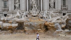 Un ouvrier nettoie la célèbre fontaine de Trevi à Rome, le 15 avril 2024. La fontaine est drainée pour le nettoyage deux fois par mois et les pièces de monnaie lancées par les touristes sont collectées deux fois par semaine. (Photo d'illustration)