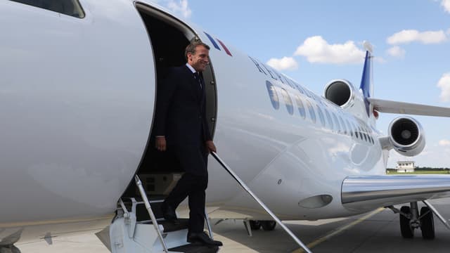 Emmanuel Macron descendant de l'avion présidentiel (photo d'illustration)