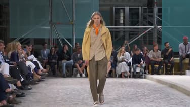 Pour son défilé masculin de l'été 2019, Hermès a fait porter à ses mannequins hommes des carrés de soie unis.