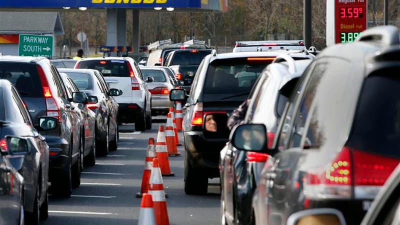 Files d'attente devant une station-service à Montvale, dans le New Jersey. Le train et le métro ont repris du service jeudi pour la première fois depuis quatre jours à New York, où l'un des principaux casse-tête des autorités depuis le passage meurtrier d
