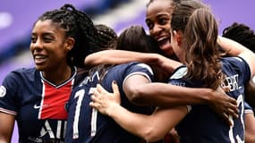La joie des joueuses du Paris Saint-Germain, après un but marqué contre son camp de la défenseure lyonnaise, Wendie Renard, lors de leur quart de finale retour de la Ligue des Champions, le 18 avril 2021 au Groupama Stadium à Décines-Charpieu, près de Lyon
