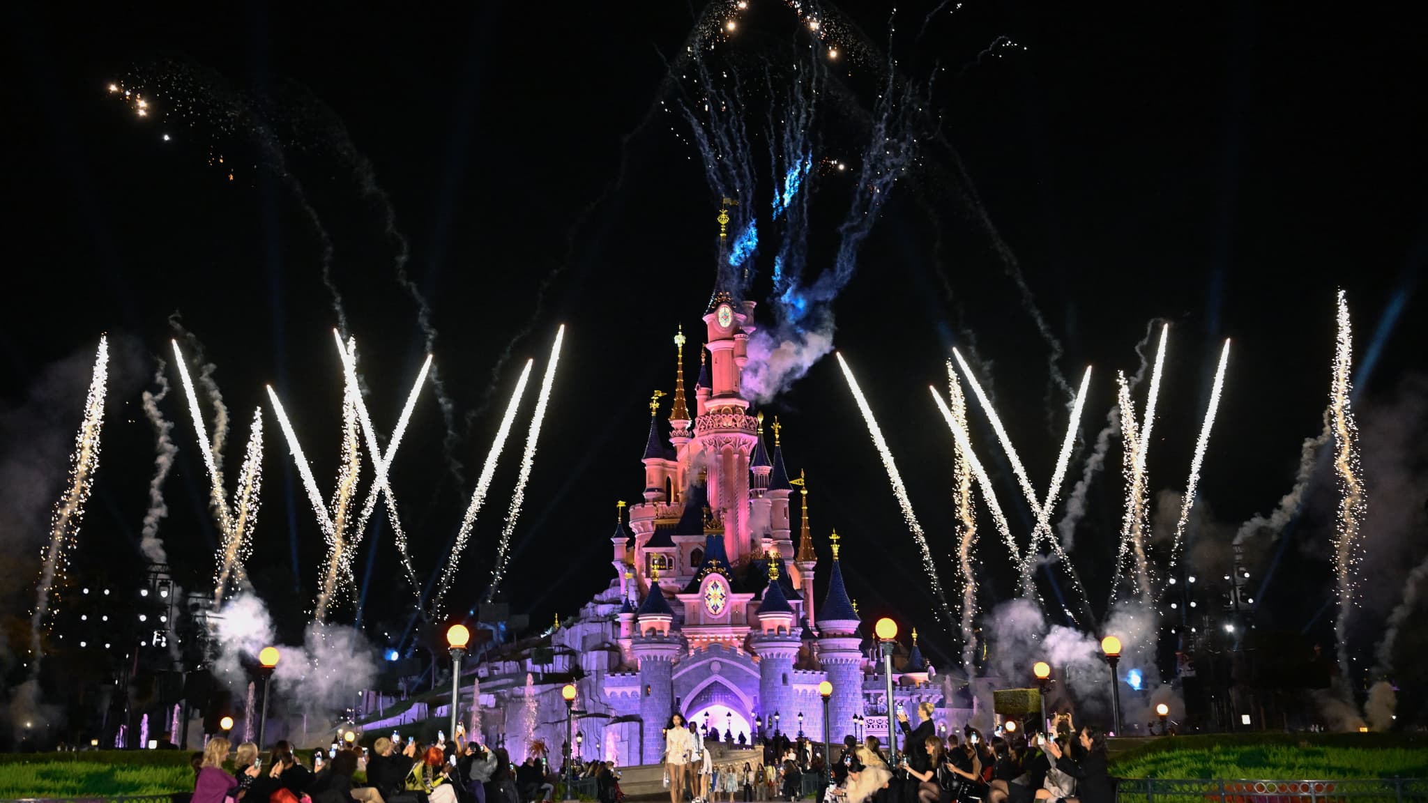 Défilé Coperni, le 1er octobre 2024 à Disneyland Paris.