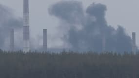 Ukraine: les images d'une centrale thermique en feu sur la ligne de front du Donbass
