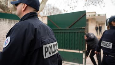 Des policiers patrouillent sur les lieux de l'agression, à Marseille.