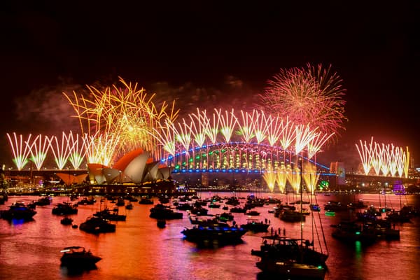 Des feux d'artifice explosent au-dessus du pont du port de Sydney et de l'opéra de Sydney (à gauche) lors des célébrations du Nouvel An à Sydney, le 1er janvier 2024.