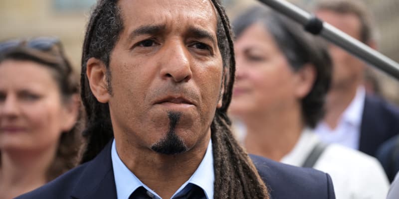 Steevy Gustave, député français nouvellement élu du parti politique des écologistes (EELV) de la coalition de gauche « Nouveau Front populaire » (Nouveau Front populaire - NFP), arrive à l'Assemblée nationale française à Paris le 9 juillet 2024, après le second tour des élections législatives françaises.