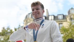 Le nageur français Léon Marchand sur les Champs-Élysées, à Paris le 14 septembre 2024