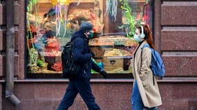 Des passants portant le masque dans une rue du centre de Moscou le 8 novembre 2020