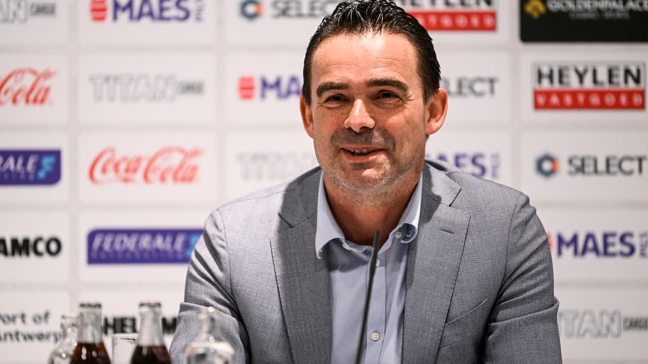 Foot: Marc Overmars, Directeur Sportif Du Royal Antwerp, Victime D'un ...