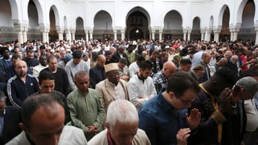 Des musulmans à la Grande Mosquée de Paris lors de l'Aïd el-Fitr, le 15 juin 2019