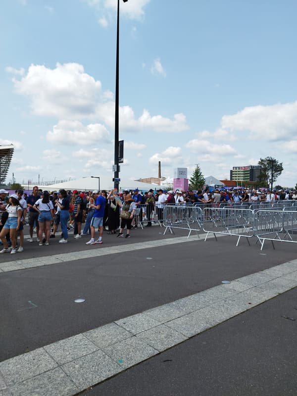 Espectadores aguardam a abertura dos portões, pouco mais de uma hora antes do início do torneio olímpico de rugby de sete (24/07/2024)
