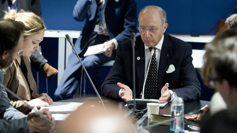 Laurent Fabius rencontre les responsables des ONG au Bourget