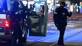Des policiers déployés dans le centre de Vienne après des fusillades, le 2 novembre 2020 en Autriche