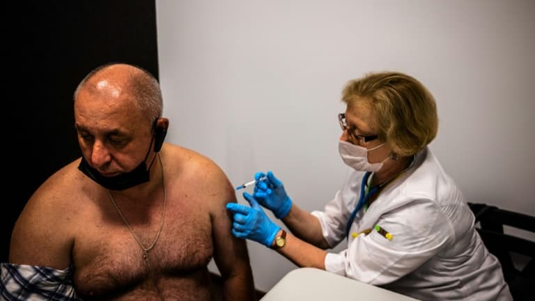 Un homme reçoit une dose du vaccin russe Spoutnik V dans un centre de vaccination à Moscou, le 25 juin 2021 (photo d'illustration)