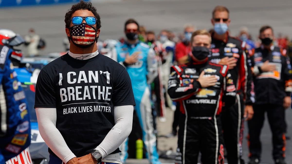 Darrell "Bubba" Wallace a porté un t-shirt en mémoire de George Floyd mercredi avec un course de Nascar