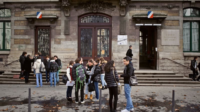 Elèves devant le lycée du Parc à Lyon.