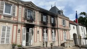 La mairie de Villeneuve-le-Roi a été prise pour cible par des émeutiers dans la nuit du 28 au 29 juin