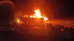 Une voiture incendiée devant le centre pénitentiaire d'Aix-Luynes dans la nuit de mardi à mercredi 16 avril 2025.