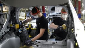 Des employés portent une visière et un masque de protection dans une usine Toyota, à Onnaing, près de Valenciennes, dans le Nord, le 23 avril 2020
