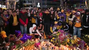 Les fans de Kobe Bryant se réunissent devant le Staples Center à Los Angeles, après la mort de la légende du basketball