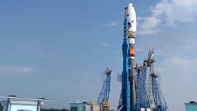 L'atterrisseur Luna-25 monté sur la fusée Soyouz 2.1b en train d'être transportée vers le pas de tir, au cosmodrome de Vostochny, dans l'Est de la Russie, proche de la frontière avec la Chine.