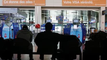 A l'aéroport de Strasbourg. Les trois aéroports parisiens et ceux du nord de la France resteront fermés jusqu'à lundi 8h00 en raison du nuage de cendres volcaniques venu d'Islande. Les aéroports de Grenoble et Bordeaux sont également fermés depuis 16h00 s