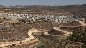 Une route s'étend entre la colonie israélienne de Givat Zeevet les villages palestiniens près de la ville de Ramallah, en Cisjordanie, le 8 septembre 2023. PHOTO D'ILLUSTRATION