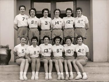 L'Equipe de France de basket en 1953, avec la numéro 9 Edith Tavert