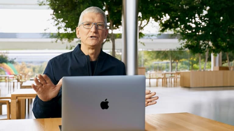 Photo fournie par Apple du patron du groupe Tim Cook au siège de l'entreprise à Cupertino, le 10 novembre 2020 en Californie.