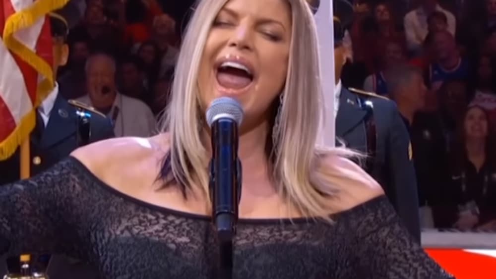 Fergie lors du NBA All-Star Game, dimanche 18 février Fergie lors du NBA All-Star Game, dimanche 18 février