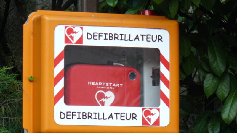 Sarthe: un employé agricole meurt d'un malaise cardiaque, le défibrillateur n'avait pas de batterie