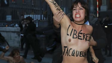 Une militante Femen manifeste pour la libération de Jacqueline Sauvage le 25 novembre 2016 devant le palais de justice de Paris