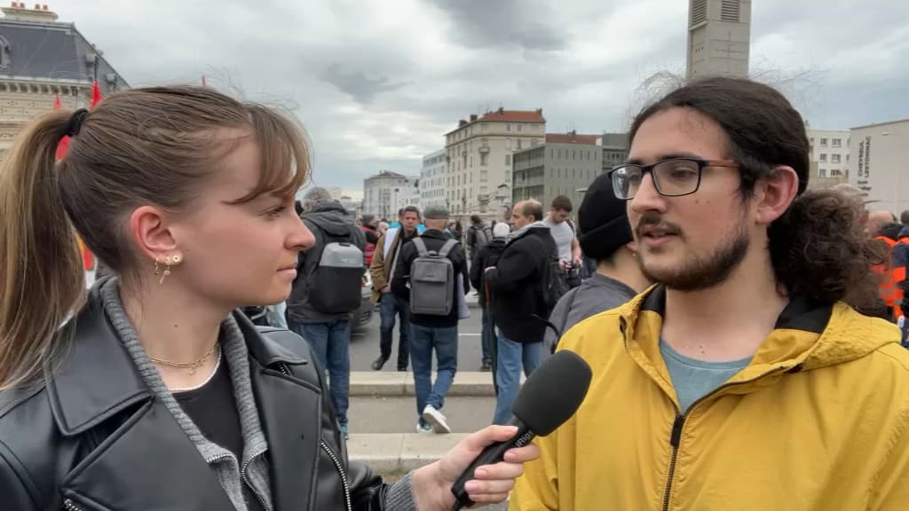 Un manifestant dans le cortège lyonnais contre la réforme des retraites le 23 mars 2023.
