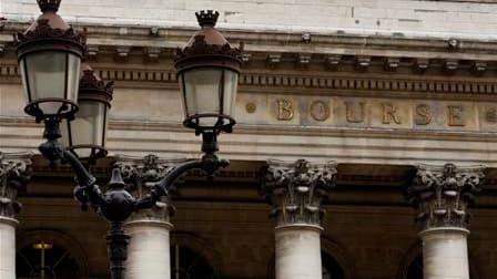 La Bourse de Paris est tombée à un nouveau plus bas de 13 mois, affectée comme les autres places européennes par les craintes de ralentissement économique mondial et les inquiétudes sur une contagion de la crise souveraine en Europe. A 14h20, l'indice CAC