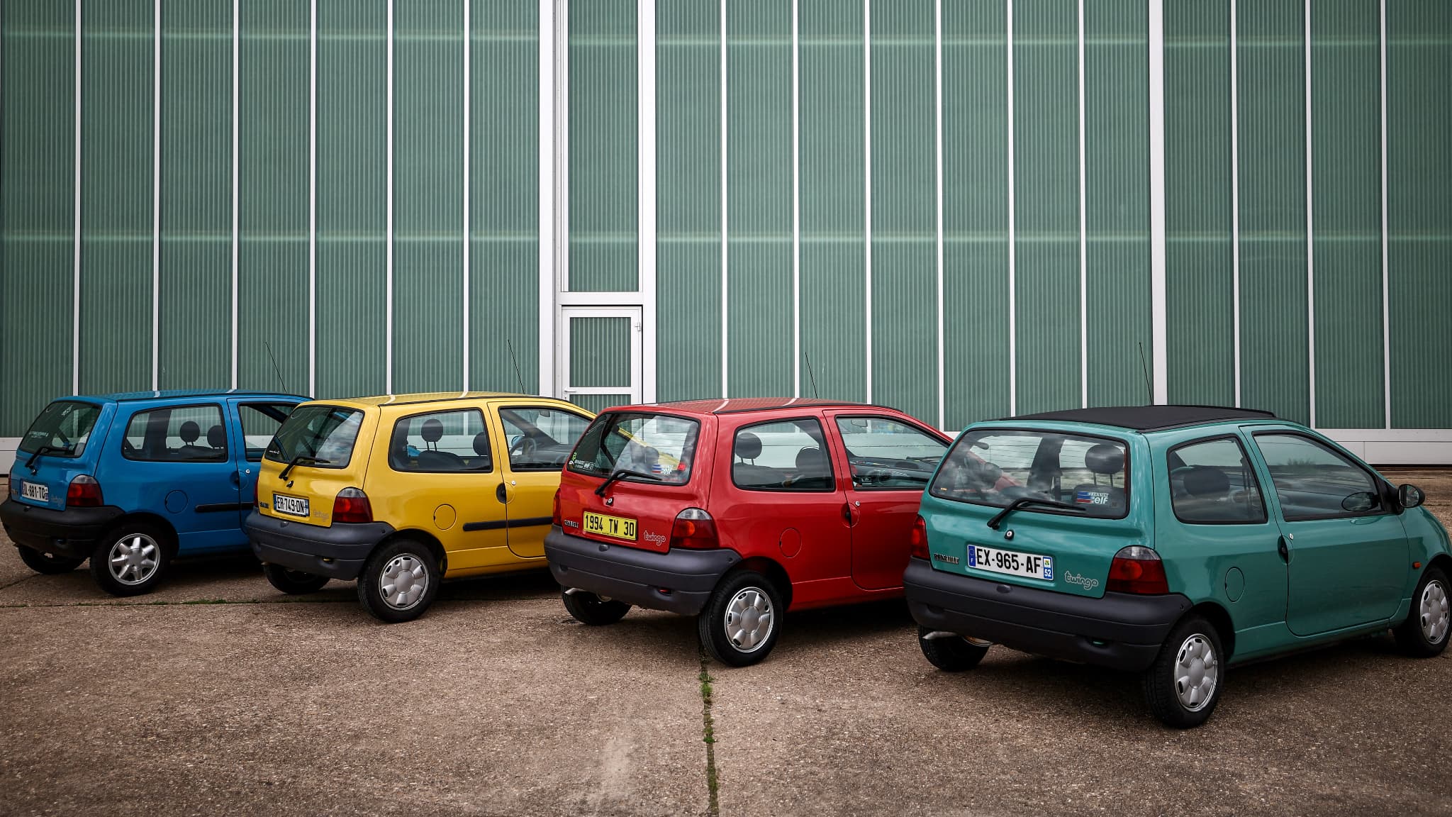 Des Renault Twingo sont garées lors d'un événement pour célébrer le 30e anniversaire de la Twingo à Chambley, dans l'est de la France, le 19 août 2023.