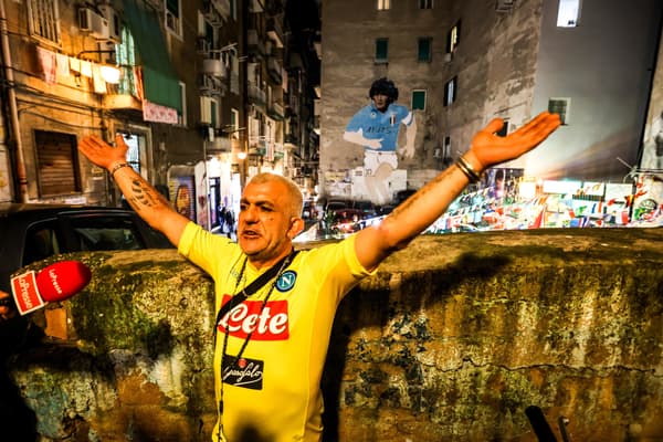 Une fresque de Diego Maradona et un supporter du Napoli, à Naples le 25 novembre 2020
