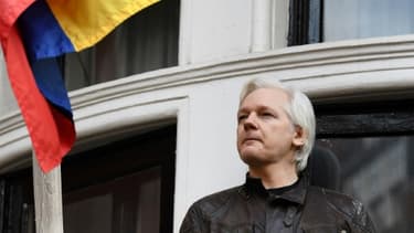 Le fondateur de Wikileaks Julian Assange au balcon de l'ambassade d'Equateur à Londres, le 19 mai 2017