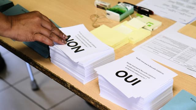 Une personne s'apprête à voter à Nouméa lors du deuxième référendum sur l'indépendance de la Nouvelle-Calédonie, dimanche 4 octobre 2020