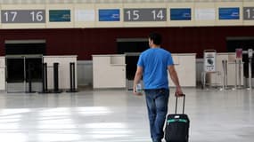 Un homme marche à l'intérieur de l'aéroport de Bordeaux en 2013 (Photo d'illustration)