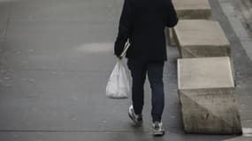 Une personne portant un sac plastique