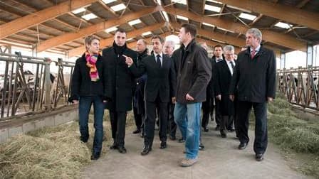 Nicolas Sarkozy lors de la visite d'une ferme à Mittelhausen, dans le Bas-Rhin. Le chef de l'Etat, qui s'est rendu en Alsace pour présenter ses voeux au monde agricole, a promis de se battre pour le maintien de l'Europe verte tout en réclamant une réorien