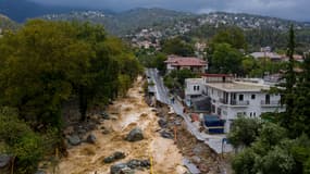 Une route partiellement détruite dans une zone inondée de la ville de Volos, en Grèce centrale, le 6 septembre 2023.