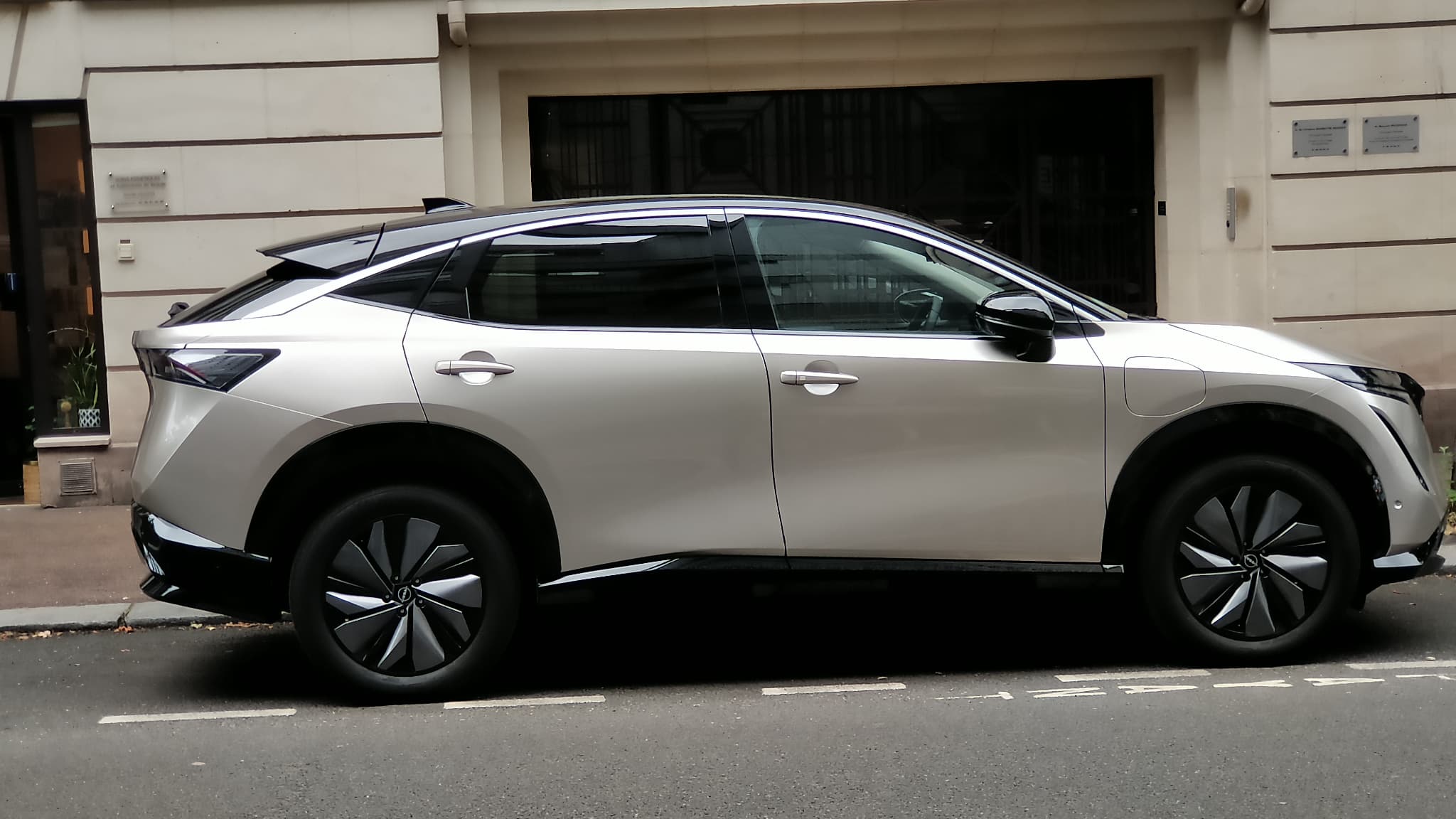 Notre modèle essayé, le Nissan Ariya Evolve 87kWh, est facturé 61.400 euros. Dans cette finition, l’Ariya est accessible à partir de 54.300 euros. Notre modèle essayé, le Nissan Ariya Evolve 87kWh, est facturé 61.400 euros. Dans cette finition, l’Ariya est accessible à partir de 54.300 euros.