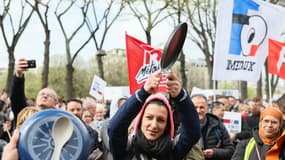 Des employés, des dirigeants et des syndicalistes du fabricant français d'ustensiles Tefal, propriété du Groupe SEB, participent à une manifestation contre un projet de loi visant à interdire les substances PFAS en France à partir de 2026, place des Invalides à Paris le 3 avril 2024.