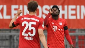 Thomas Müller et Alphonso Davies lors du match Bayern-Francfort, à Munich le 23 mai 2020